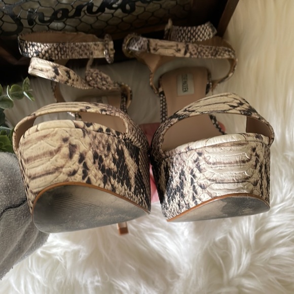 Steve Madden snake print platform heels, Sz 7.5. - Picture 4 of 5